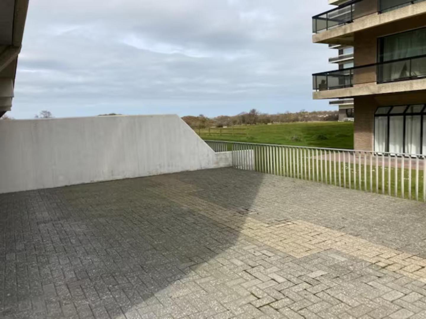 Klif Des En Bord De Apartment De Panne